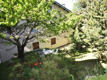 Jardin à l'arrière de la résidence