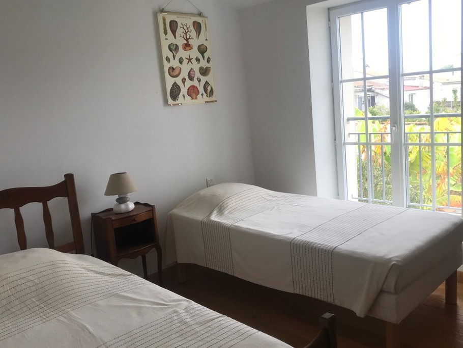 Chambre avec 2 lits en 90