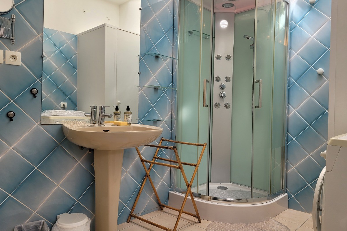Gîte Mayline, la salle d'eau au RDC avec douche lavabo lave-linge et WC