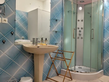 Gîte Mayline, la salle d'eau au RDC avec douche lavabo lave-linge et WC