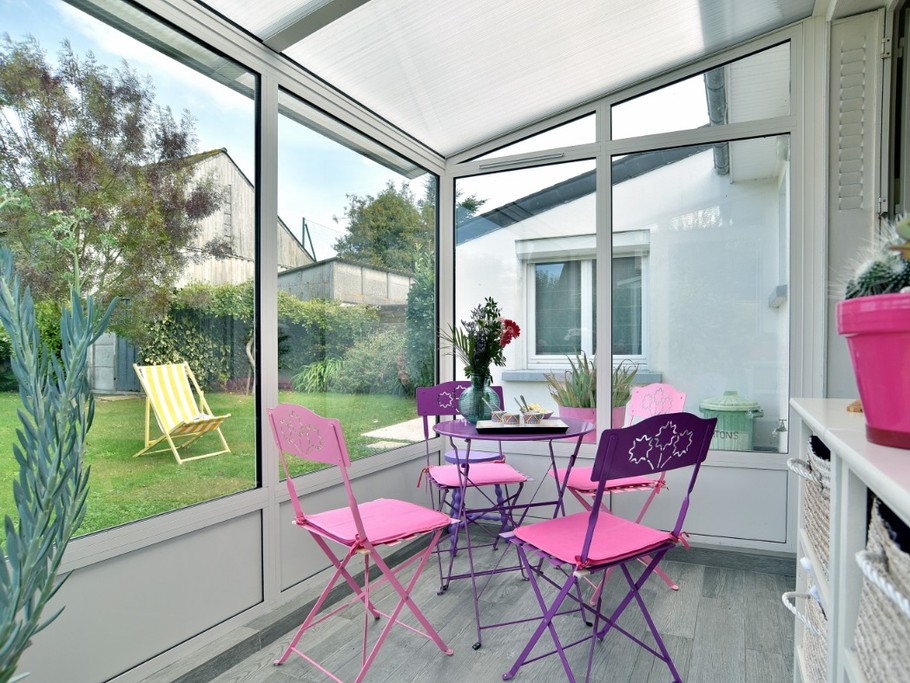 Petite véranda donnant sur le jardin, accès cuisine