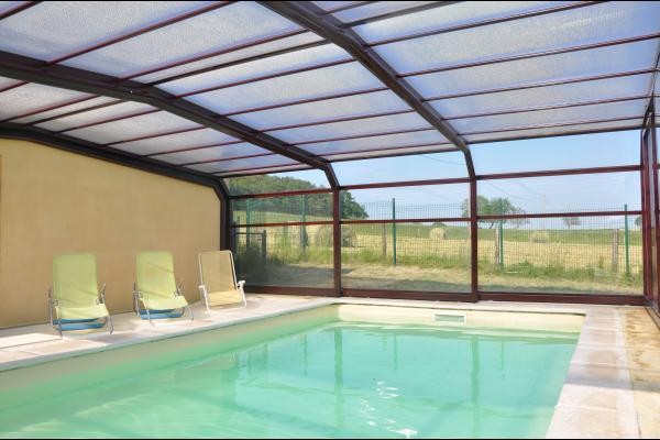 Location Aux Portes du forez : piscine chauffée et couverte par un dome modulable