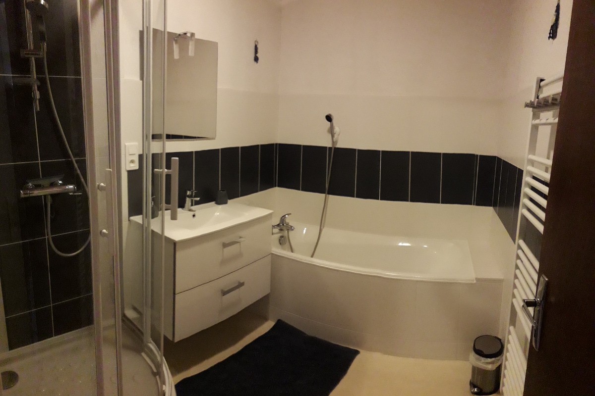 La salle de bain-douche et baignoire à l'étage!
Transat bébé pour le bain!
WC sur le palier indépendant!