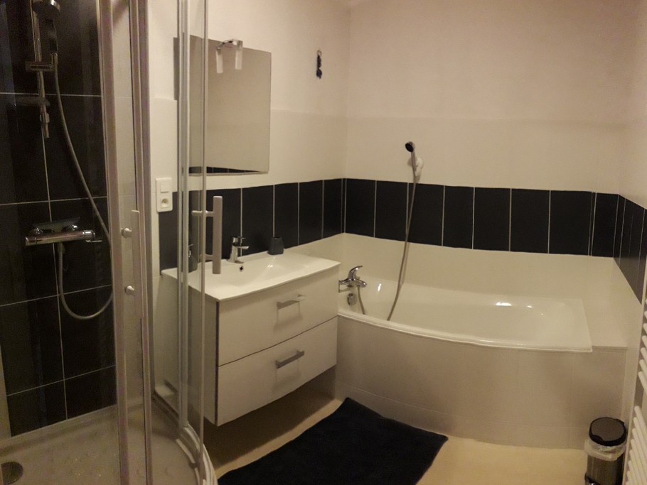 La salle de bain-douche et baignoire à l'étage!
Transat bébé pour le bain!
WC sur le palier indépendant!