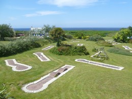 Terrain à l'arrière de la maison avec vue mer et mini golf et balançoire
