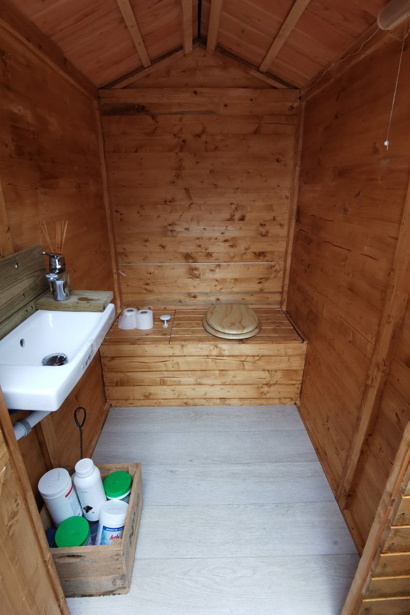 Toilette sèche privatif sur la plateforme de la cabane