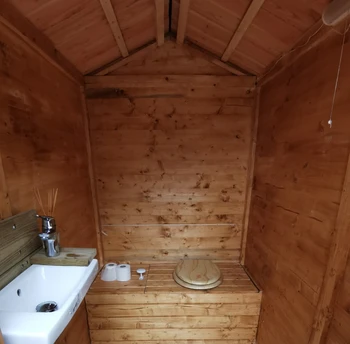 Toilette sèche privatif sur la plateforme de la cabane
