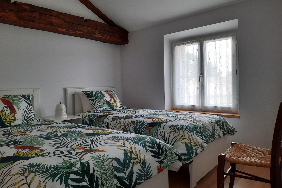 Deuxième chambre - 2 lits 90cm pouvant être rapprochés - Chambres d'hôtes La Grange Baillargeoise près du Futuroscope, Vienne