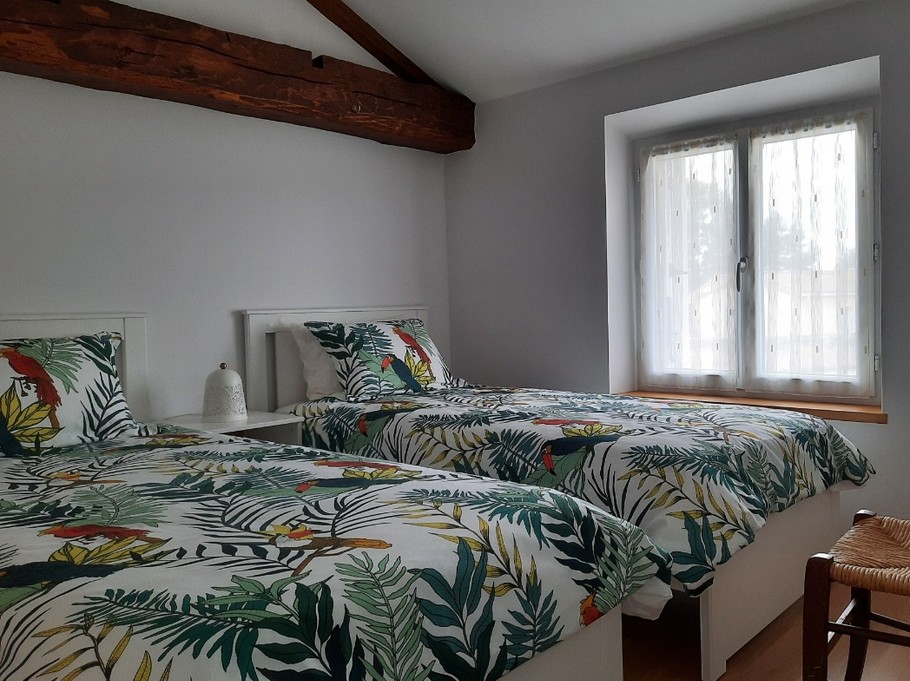 Deuxième chambre - 2 lits 90cm pouvant être rapprochés - Chambres d'hôtes La Grange Baillargeoise près du Futuroscope, Vienne