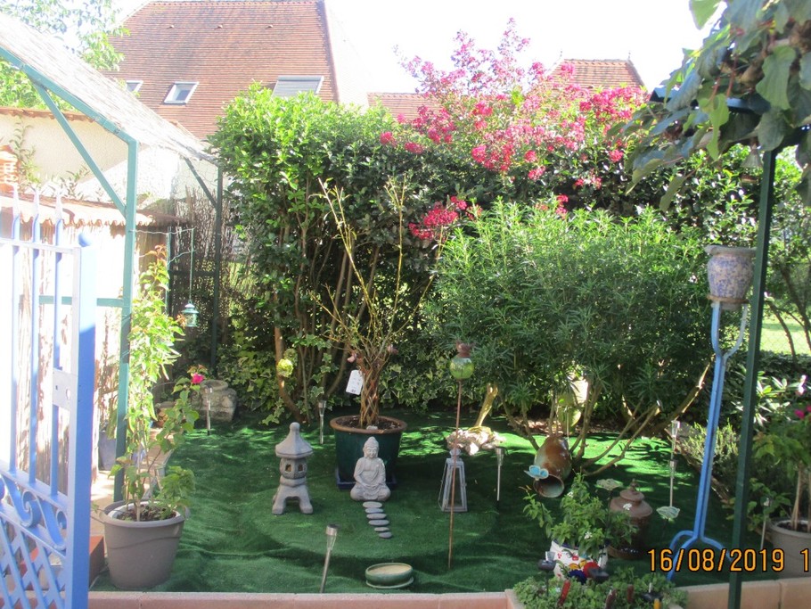 Une partie du jardin privatif