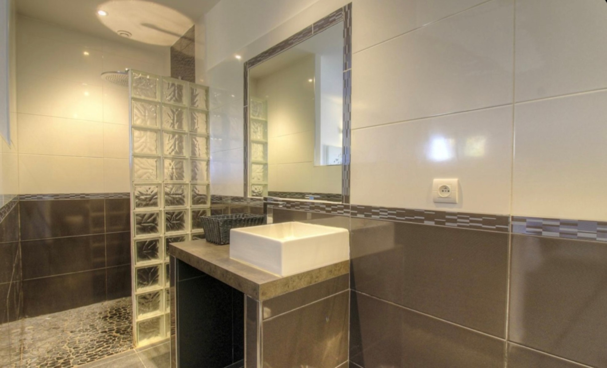 Salle d'eau suite parentale gîte Lili