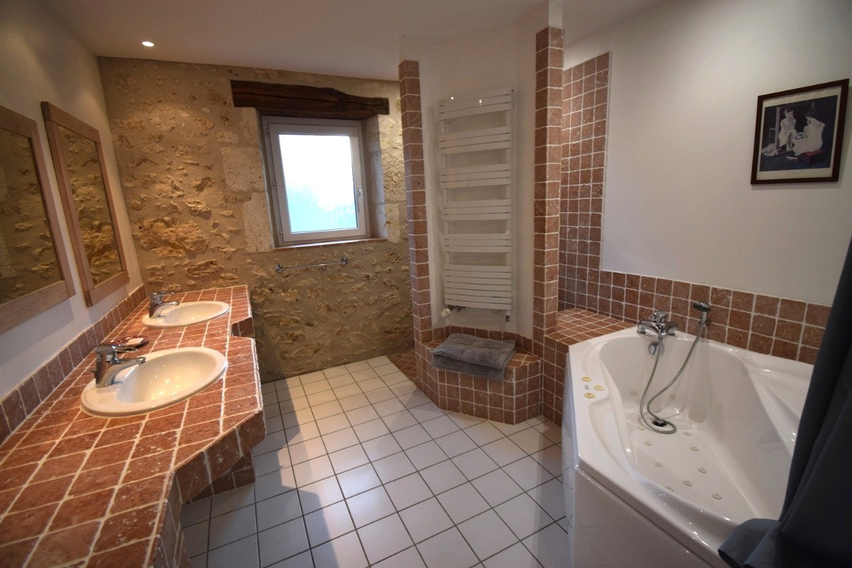 salle de bains indépendante au rez-de-chaussée avec douche + baignoire balnéo