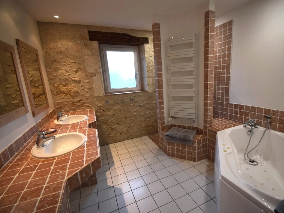 salle de bains indépendante au rez-de-chaussée avec douche + baignoire balnéo
