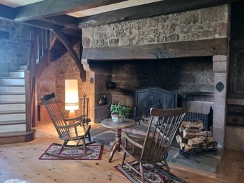 Salle à manger et coin cheminée