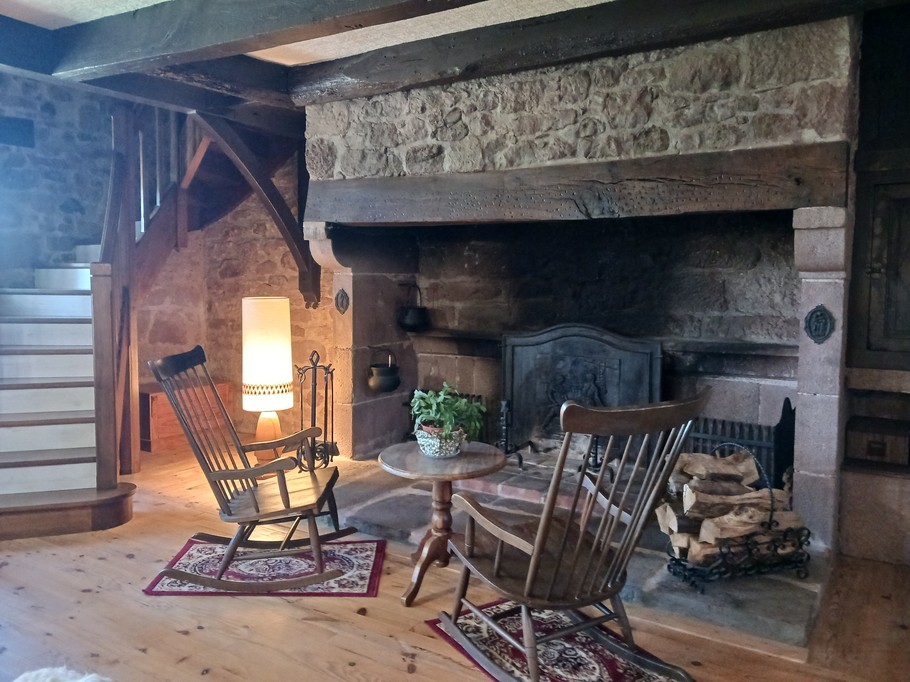 Salle à manger et coin cheminée
