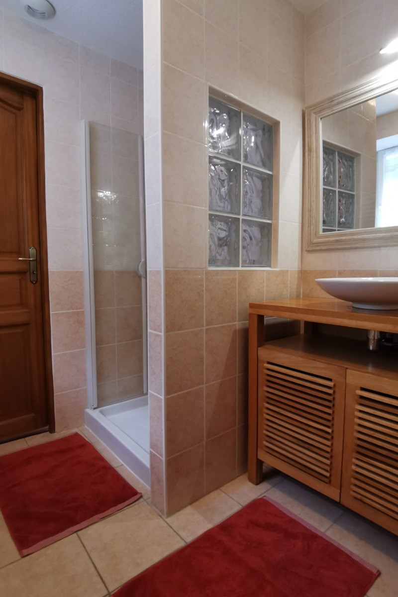 Salle d'eau accessible depuis chaque chambre
