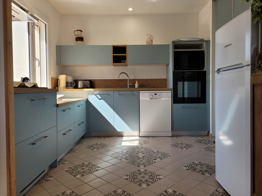 Le Cain, location de vacances, Clévacances, séjour-salon cuisine RDC