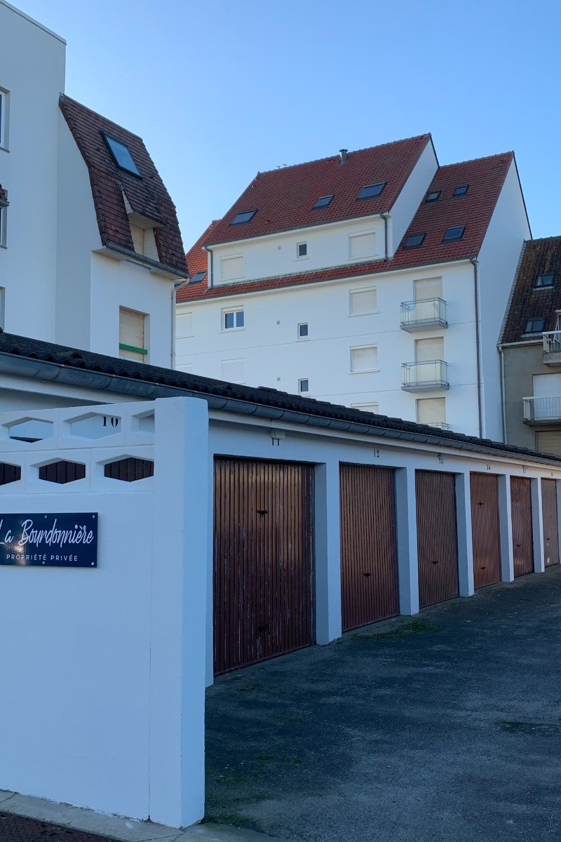 GARAGE INCLUDED IN THE RENTAL (paid parking 60€ per day in the surrounding streets from April to October))