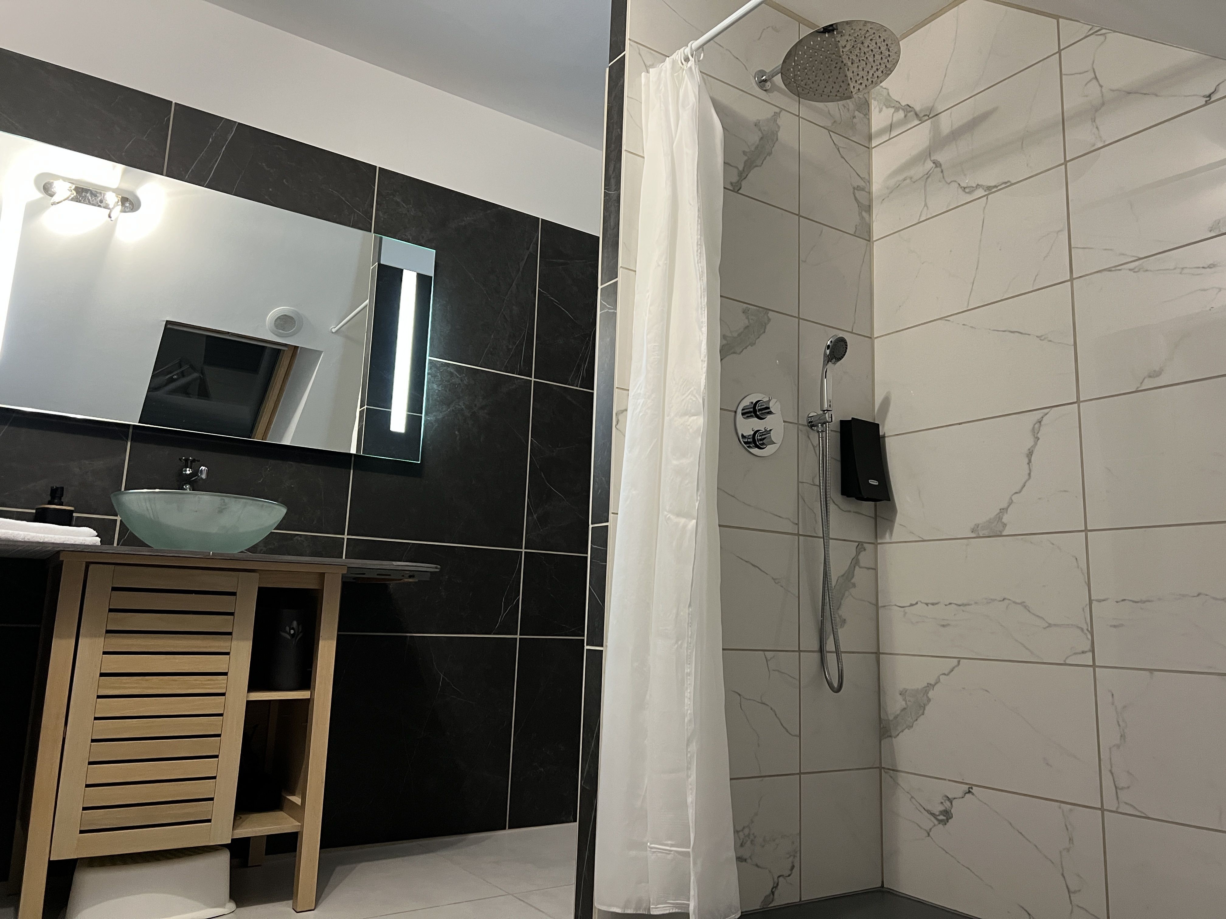 Chambre familiale Jules et Léonard salle d'eau