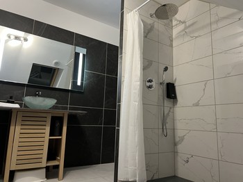 Chambre familiale Jules et Léonard salle d'eau