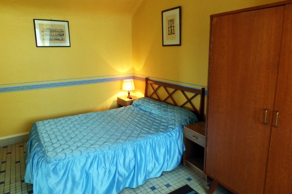 Chambre pour 3 personnes (1 lit pour 2 personnes 140x190 cm et 1 lit 1 personne 90x190). Avec bureau.