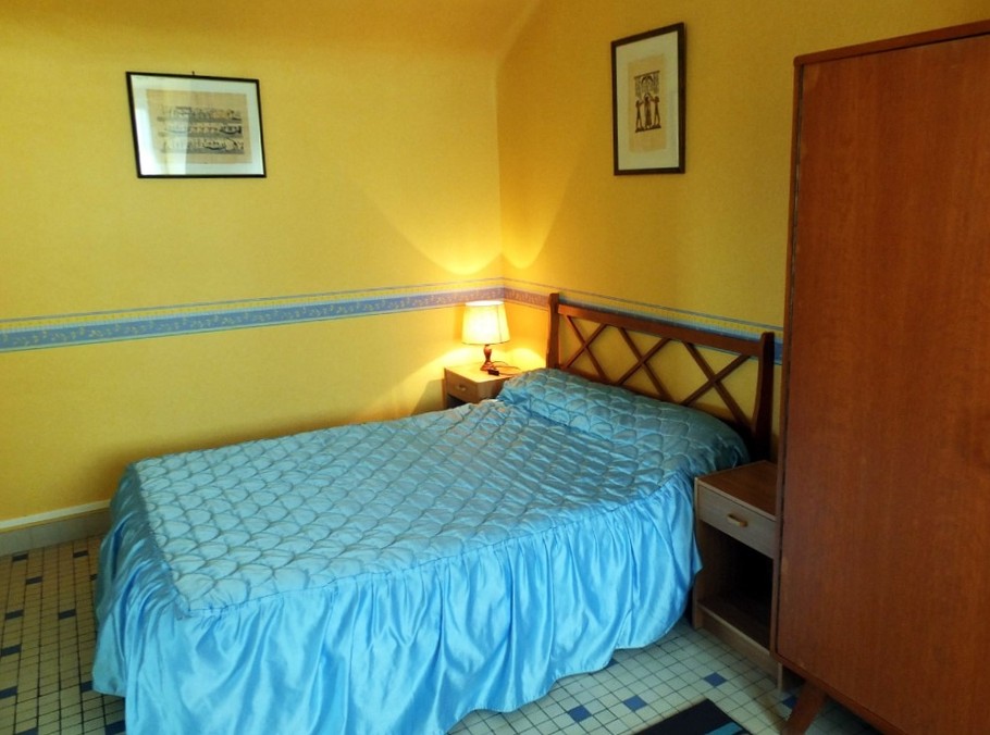 Chambre pour 3 personnes (1 lit pour 2 personnes 140x190 cm et 1 lit 1 personne 90x190). Avec bureau.