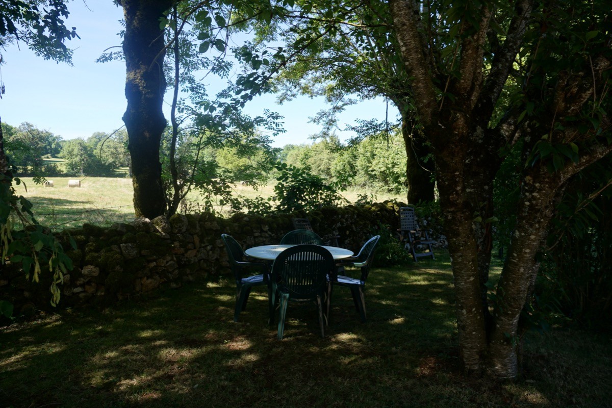 A l'ombre, dans le parc, avec vue sur la campagne