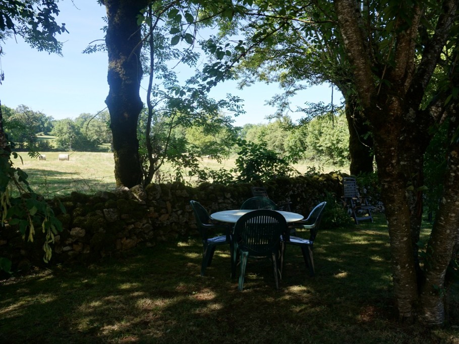 A l'ombre, dans le parc, avec vue sur la campagne