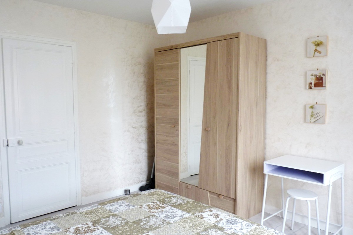 Chambre indépendante pour 2 personnes (lit 120 cm), rangements, penderie et coin bureau.
