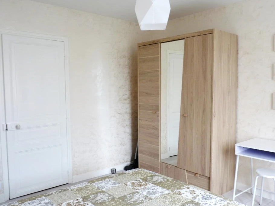 Chambre indépendante pour 2 personnes (lit 120 cm), rangements, penderie et coin bureau.