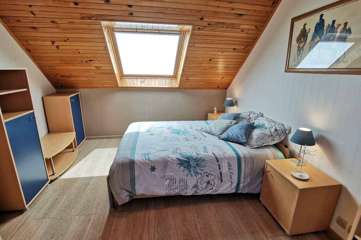 Chambre avec lit 140 à l'étage
