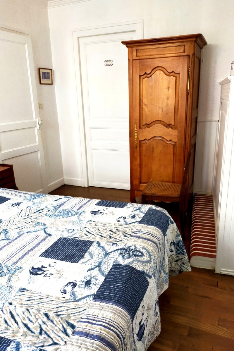 Chambre pour 2 personnes (lit queen size 160 x 200 cm)
Crédits photo : Le Petit Chatelet