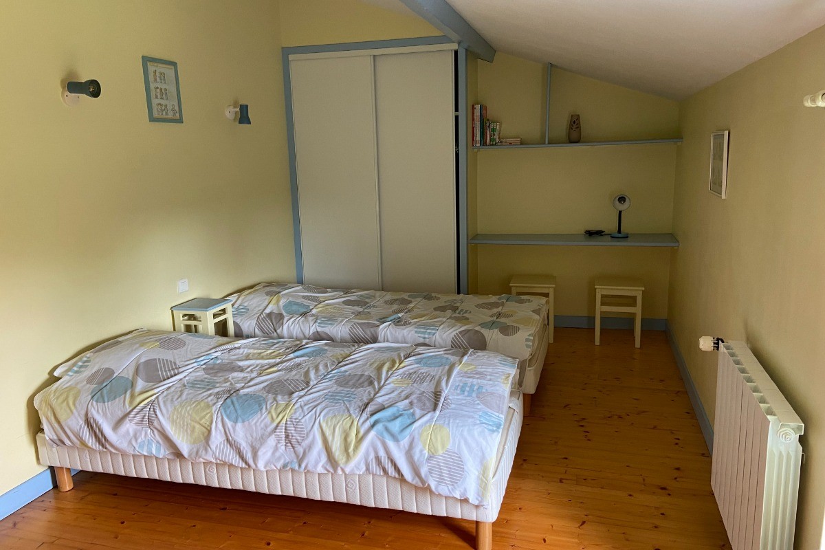 Chambre 2 lits en 80 + 1 lit en 120