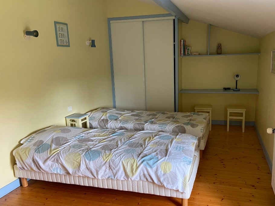 Chambre 2 lits en 80 + 1 lit en 120