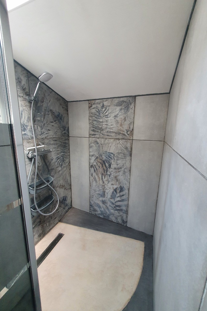 Salle d'eau avec douche spacieuse - Chalet confort "La Casetta" à proximité d'Epinal