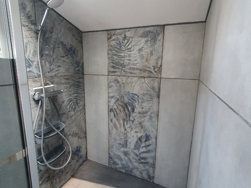 Salle d'eau avec douche spacieuse - Chalet confort "La Casetta" à proximité d'Epinal