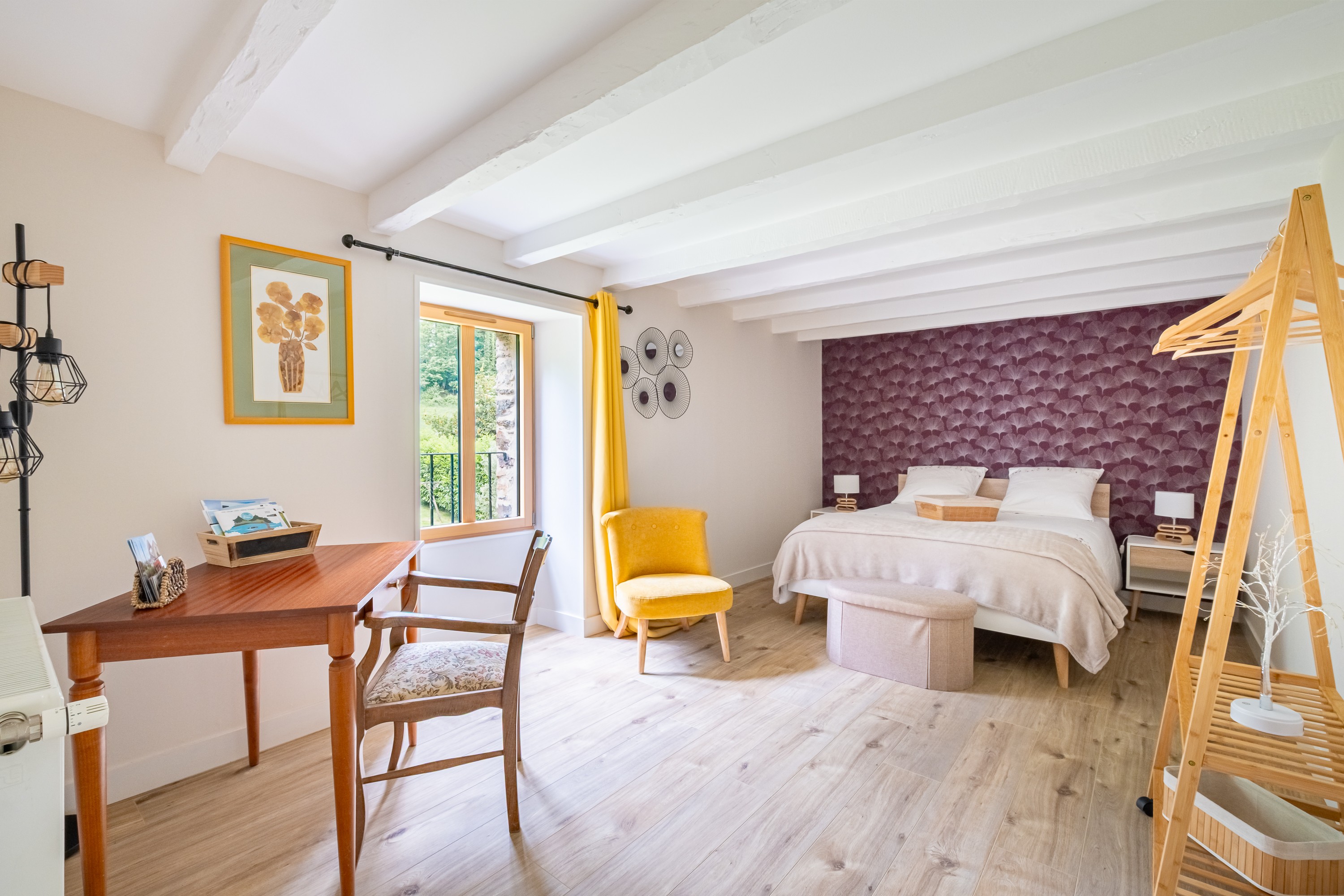 Chambre Côté Jardin pour 2 personnes avec penderie et bureau avec chaise (lit 140 cm).