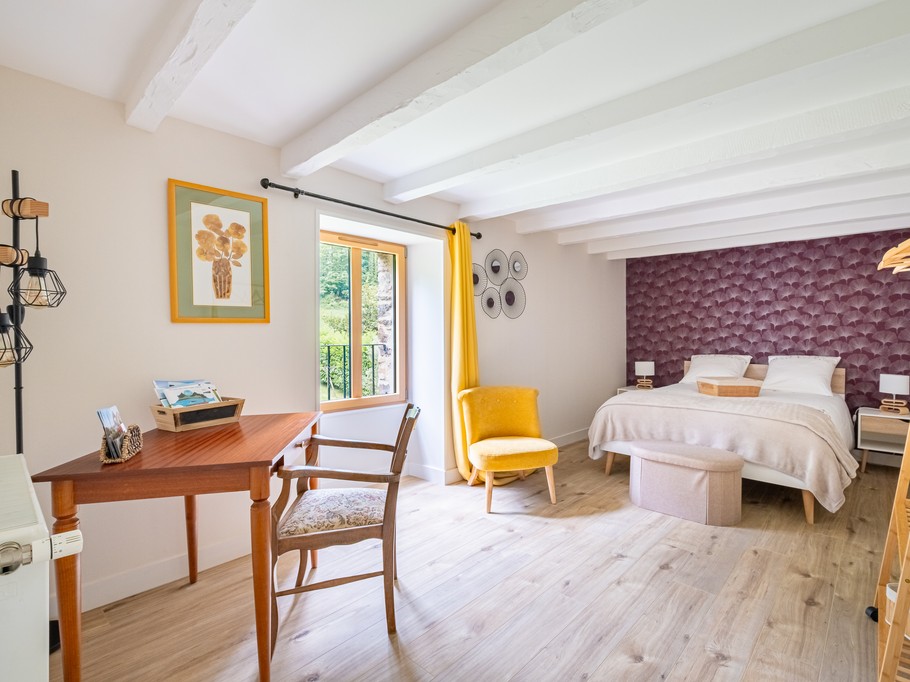 Chambre Côté Jardin pour 2 personnes avec penderie et bureau avec chaise (lit 140 cm).