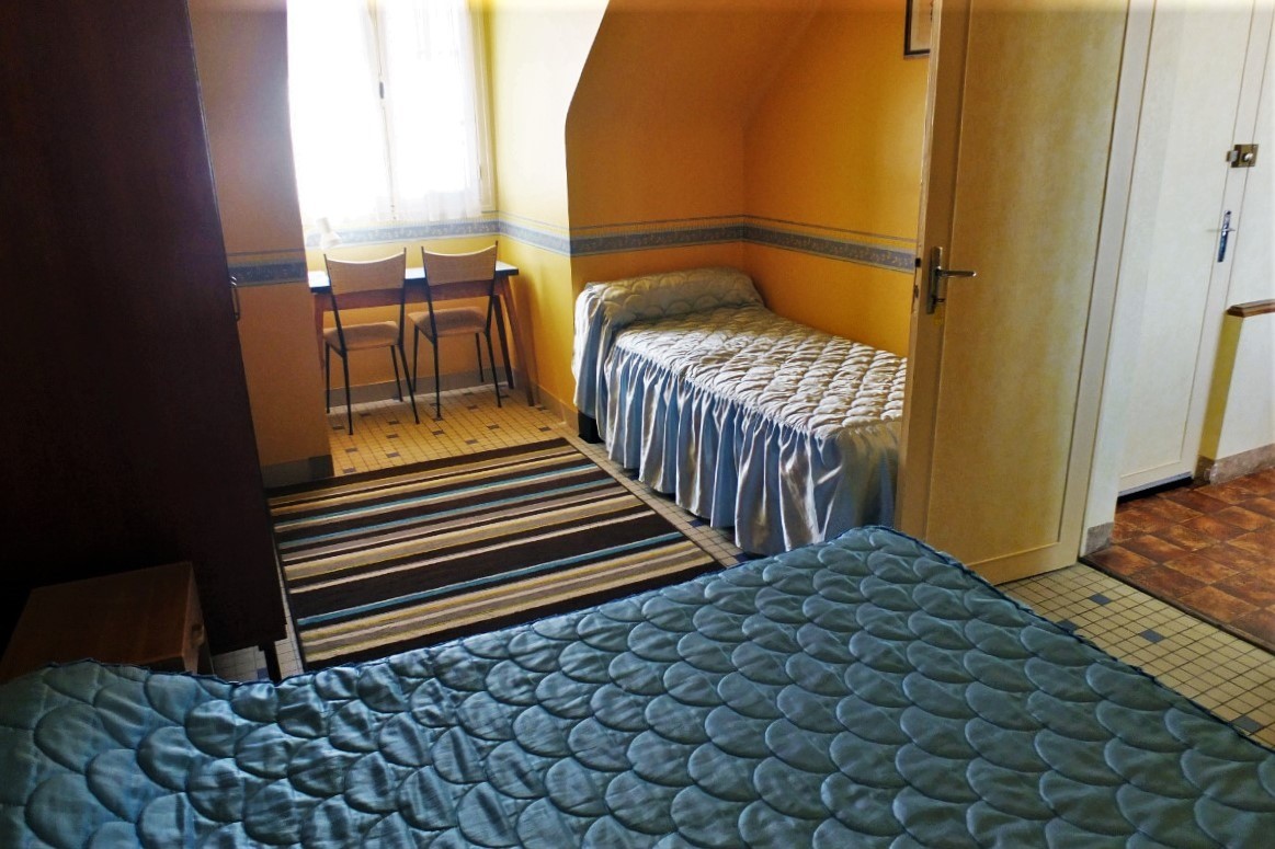 Chambre pour 3 personnes (1 lit pour 2 personnes 140x190 cm et 1 lit 1 personne 90x190). Avec bureau.