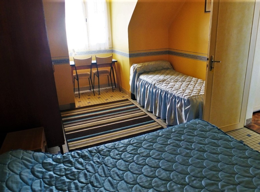 Chambre pour 3 personnes (1 lit pour 2 personnes 140x190 cm et 1 lit 1 personne 90x190). Avec bureau.