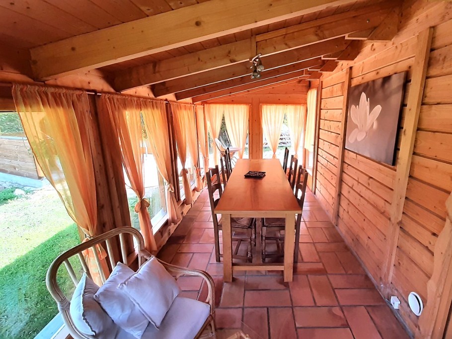 Véranda - salle à manger - coin détente.
