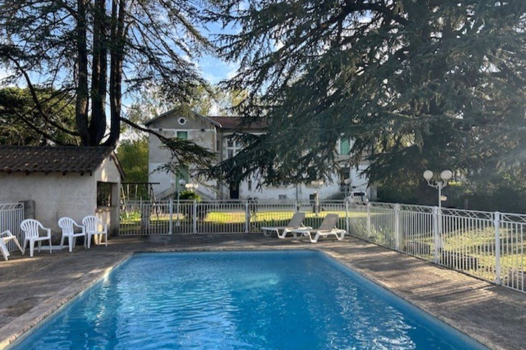Location avec piscine à Laroque