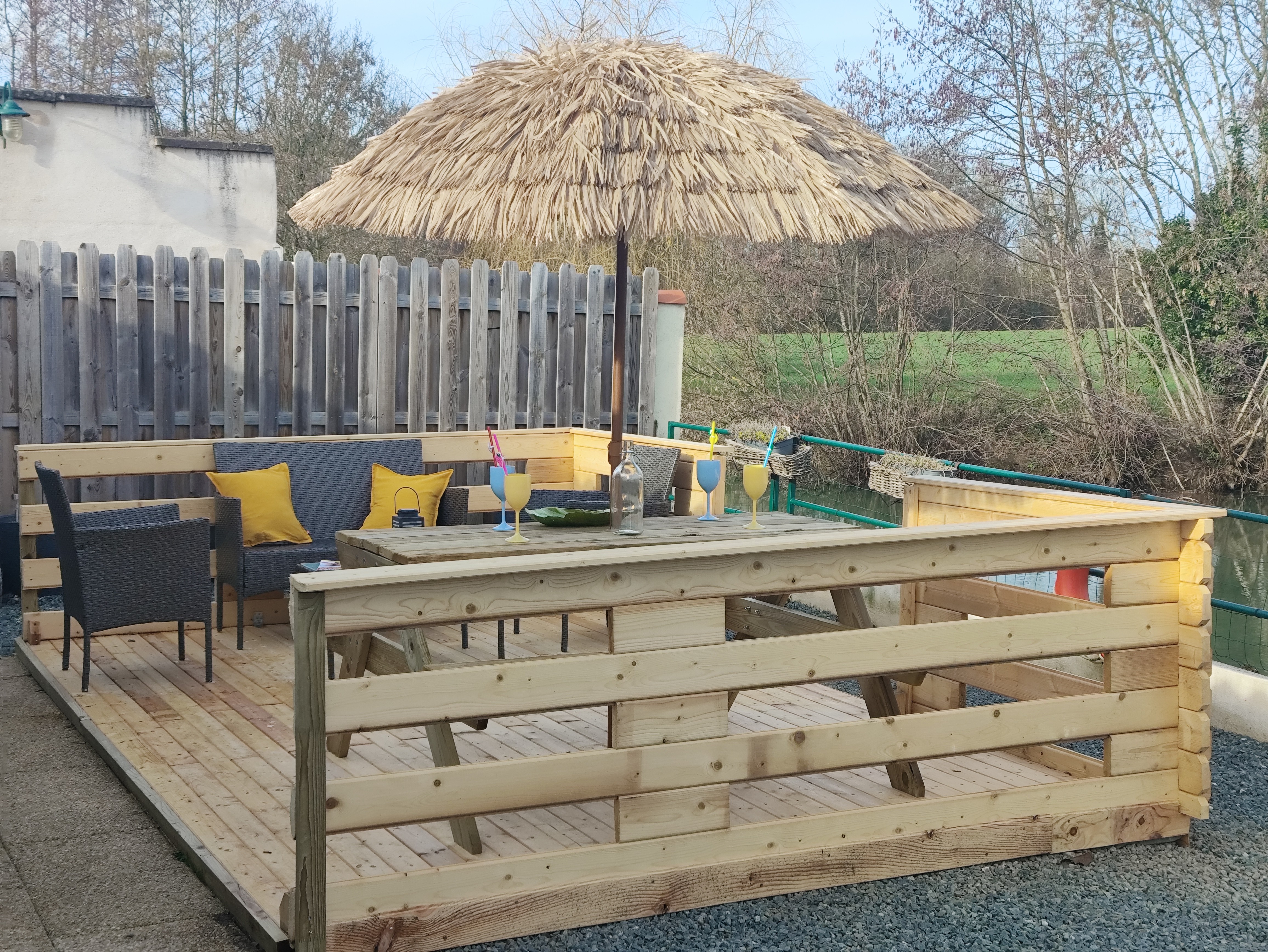 Terrasse bois bord de l eau