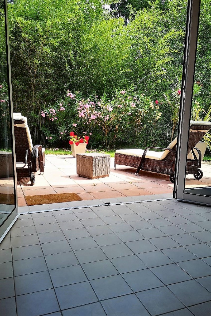 Terrasse entrée gîte vue du salon
