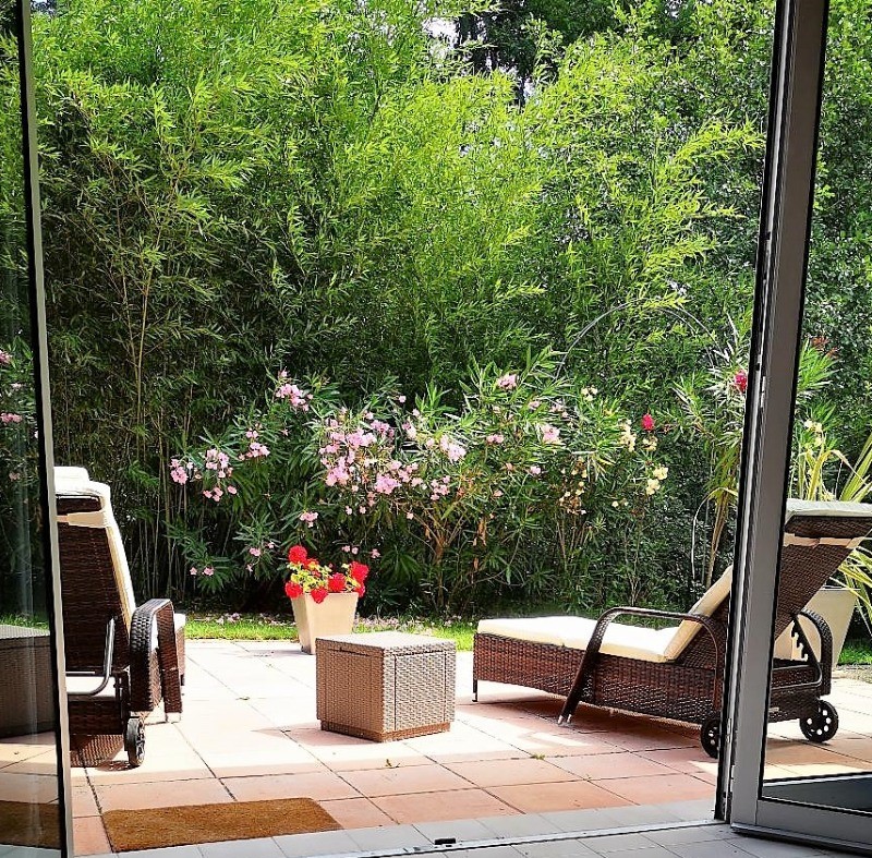 Terrasse entrée gîte vue du salon