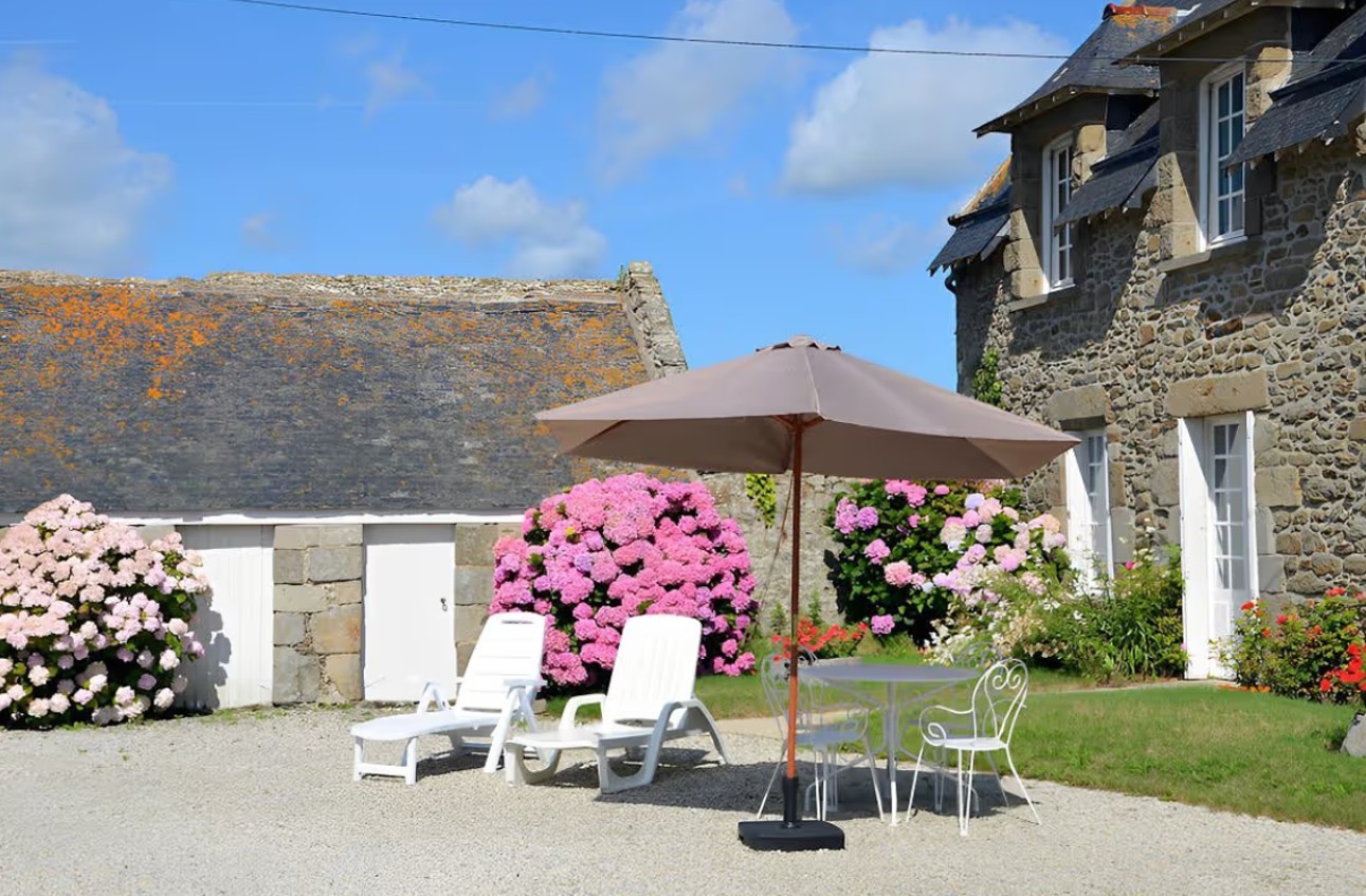 Façade de la longère. Cour, stationnement et pelouse pour s'amuser.