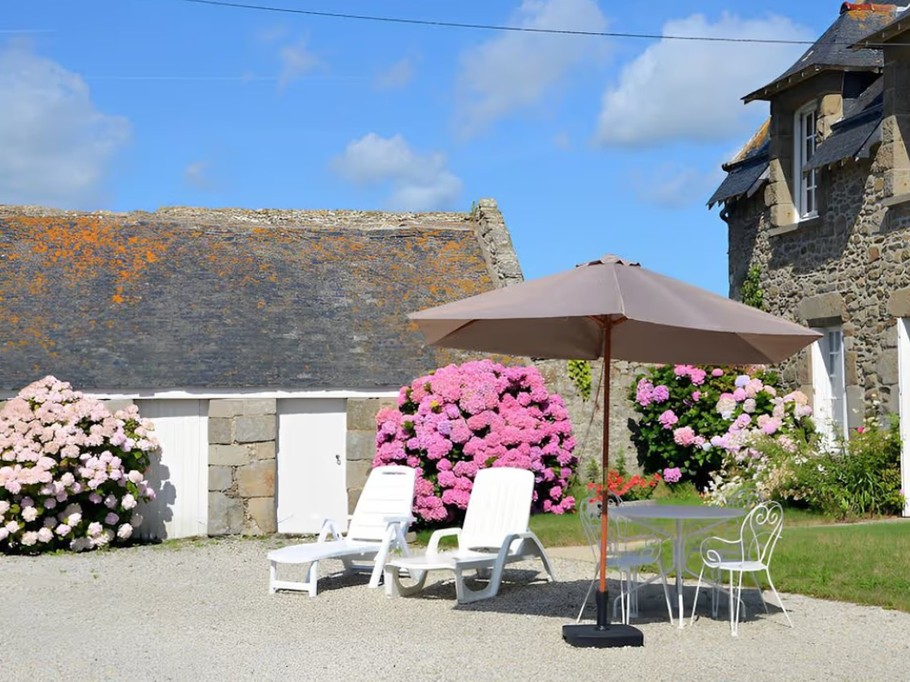 Façade de la longère. Cour, stationnement et pelouse pour s'amuser.