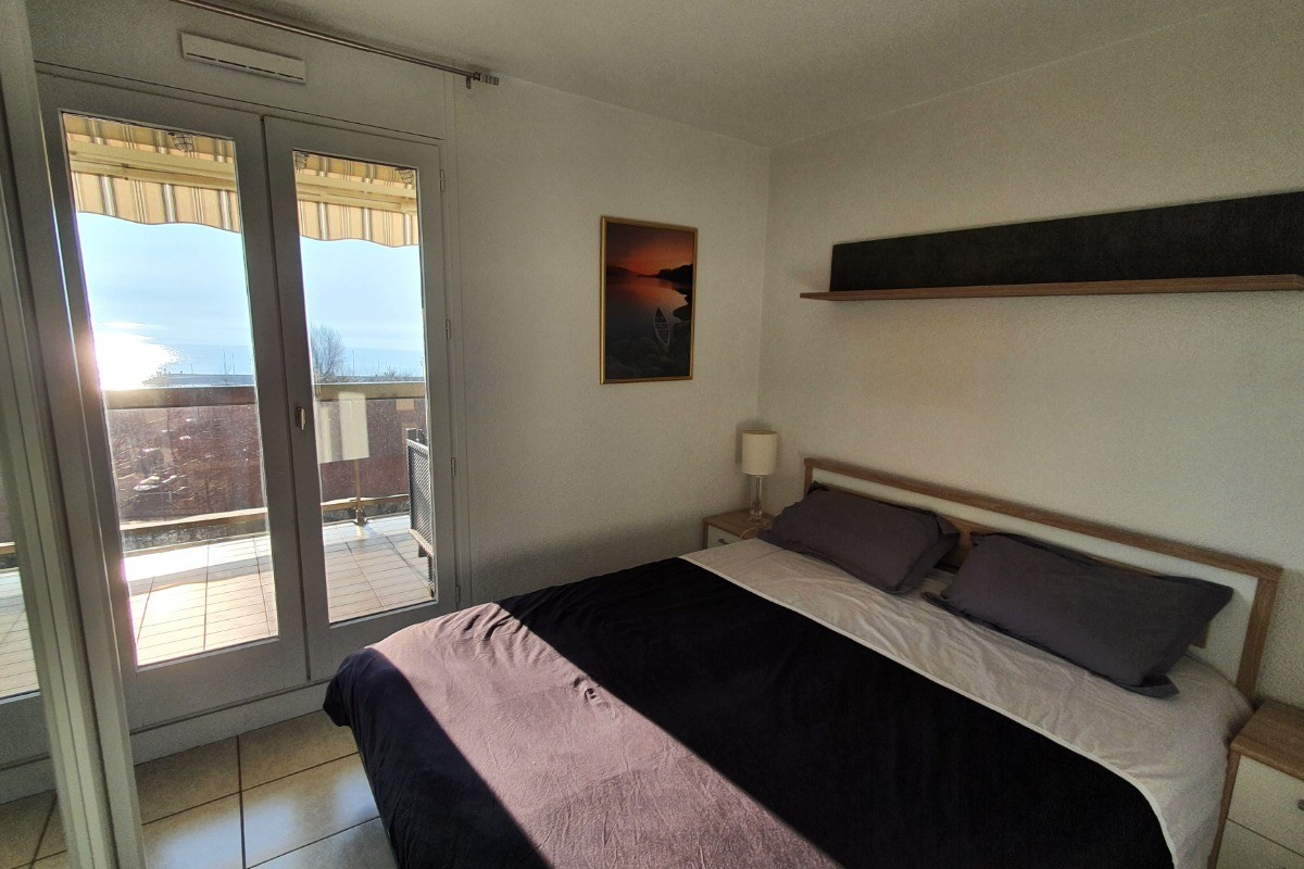 Chambre avec terrasse, vue sur le lac, et TV