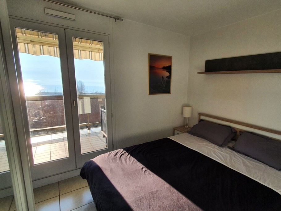 Chambre avec terrasse, vue sur le lac, et TV