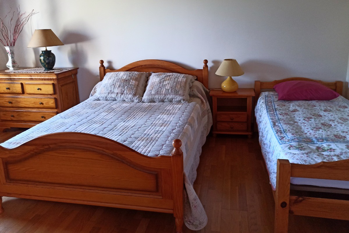 Une chambre à l'étage , avec un lit double 140 et un lit simple et placard